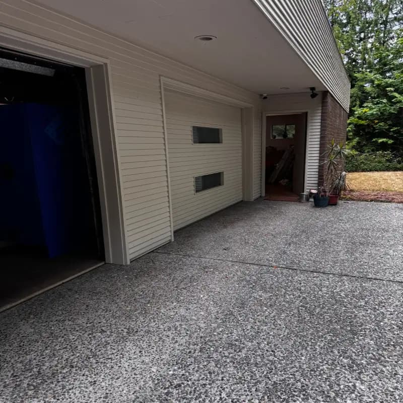 A cleaned front house in Seattle after junk removal